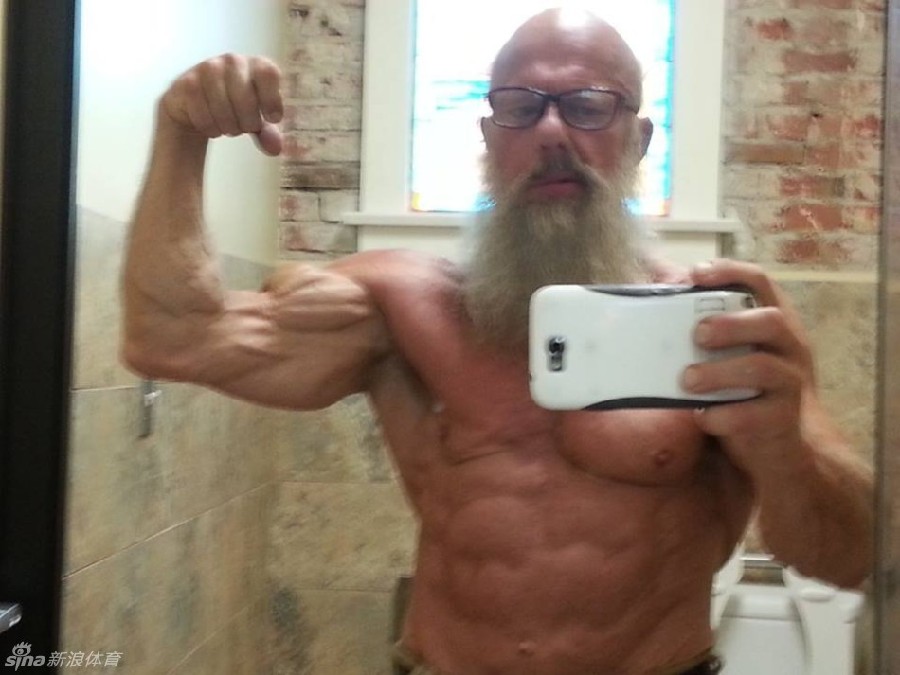 Andreas Cahling, hombre de 62 años tiene los músculos más fuertes