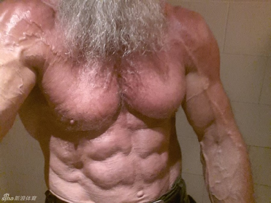 Andreas Cahling, hombre de 62 años tiene los músculos más fuertes