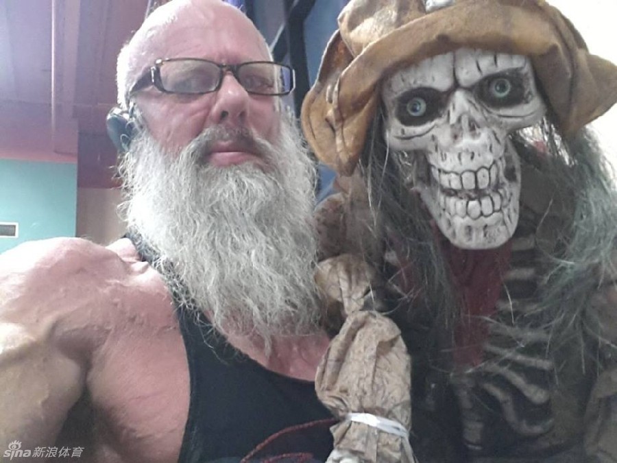 Andreas Cahling, hombre de 62 años tiene los músculos más fuertes