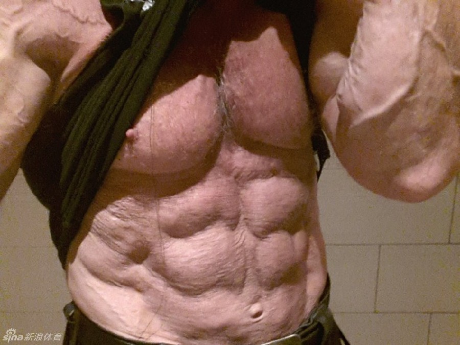 Andreas Cahling, hombre de 62 años tiene los músculos más fuertes