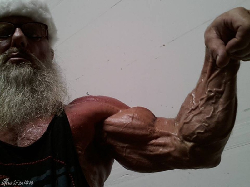 Hombre de 62 años ostenta su cuerpo musculoso en Facebook6