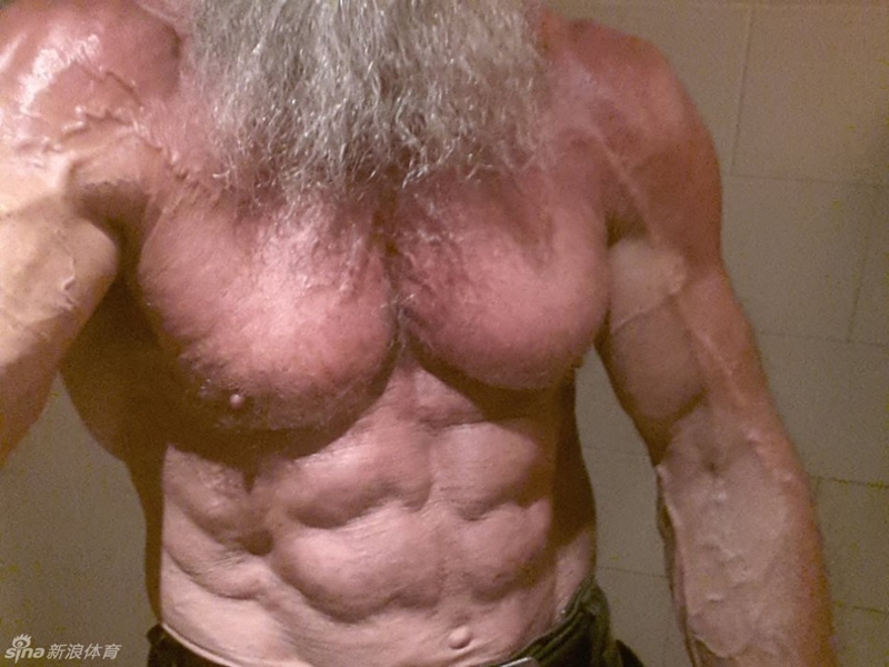Hombre de 62 años ostenta su cuerpo musculoso en Facebook3