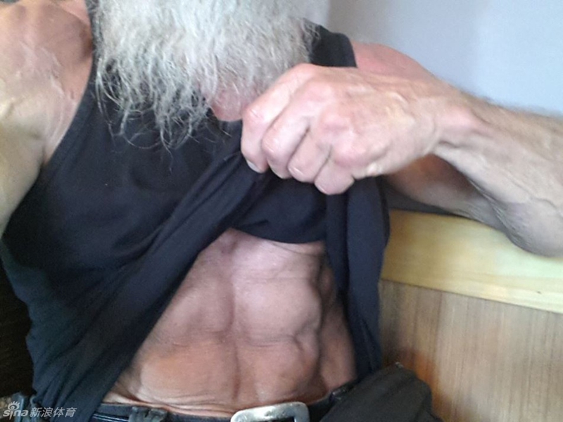 Hombre de 62 años ostenta su cuerpo musculoso en Facebook1
