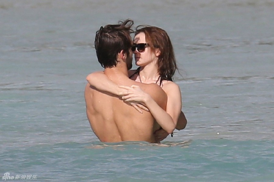 Fotos de Emma Watson y su nuevo novio en la playa