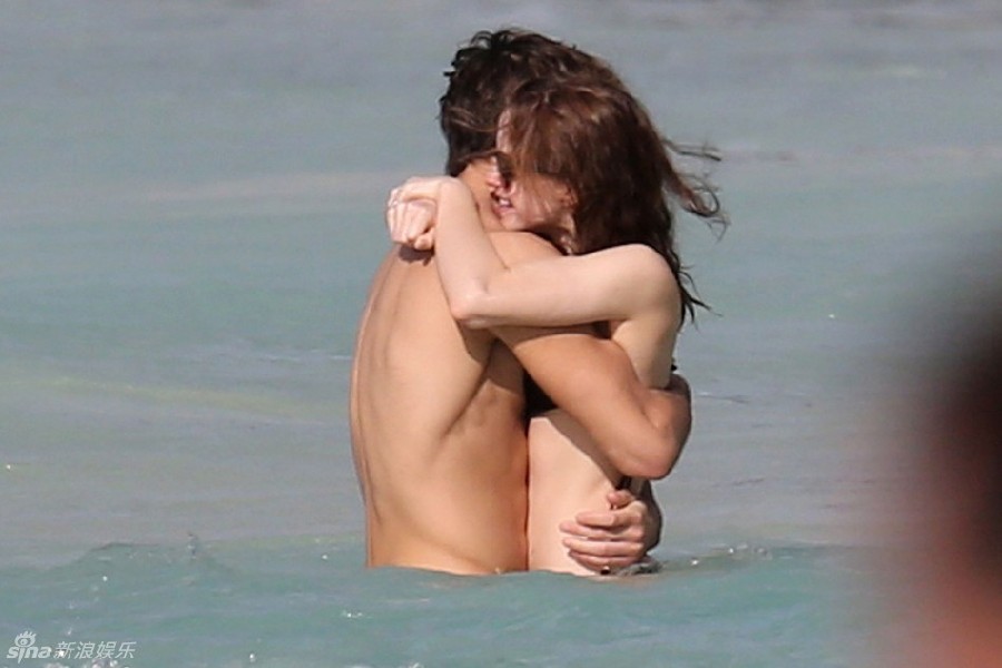 Fotos de Emma Watson y su nuevo novio en la playa