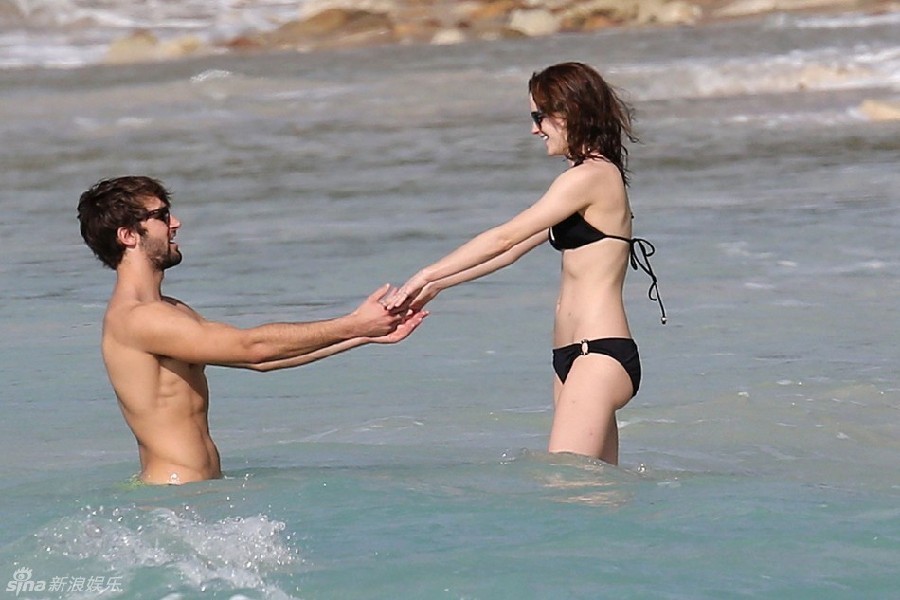 Fotos de Emma Watson y su nuevo novio en la playa