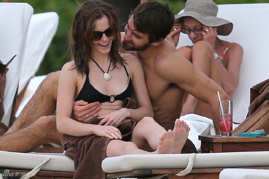 Fotos de Emma Watson y su nuevo novio en la playa