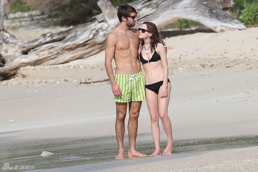 Fotos de Emma Watson y su nuevo novio en la playa