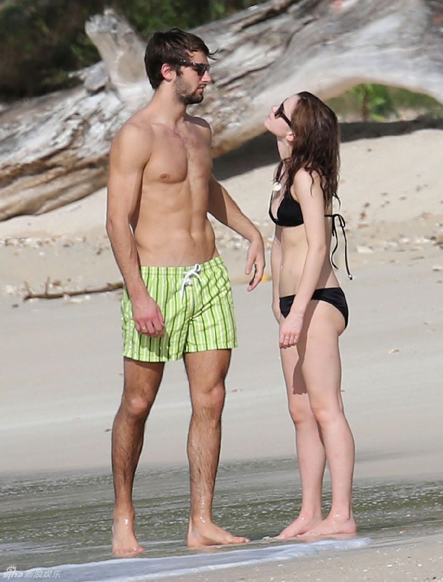 Fotos de Emma Watson y su nuevo novio en la playa