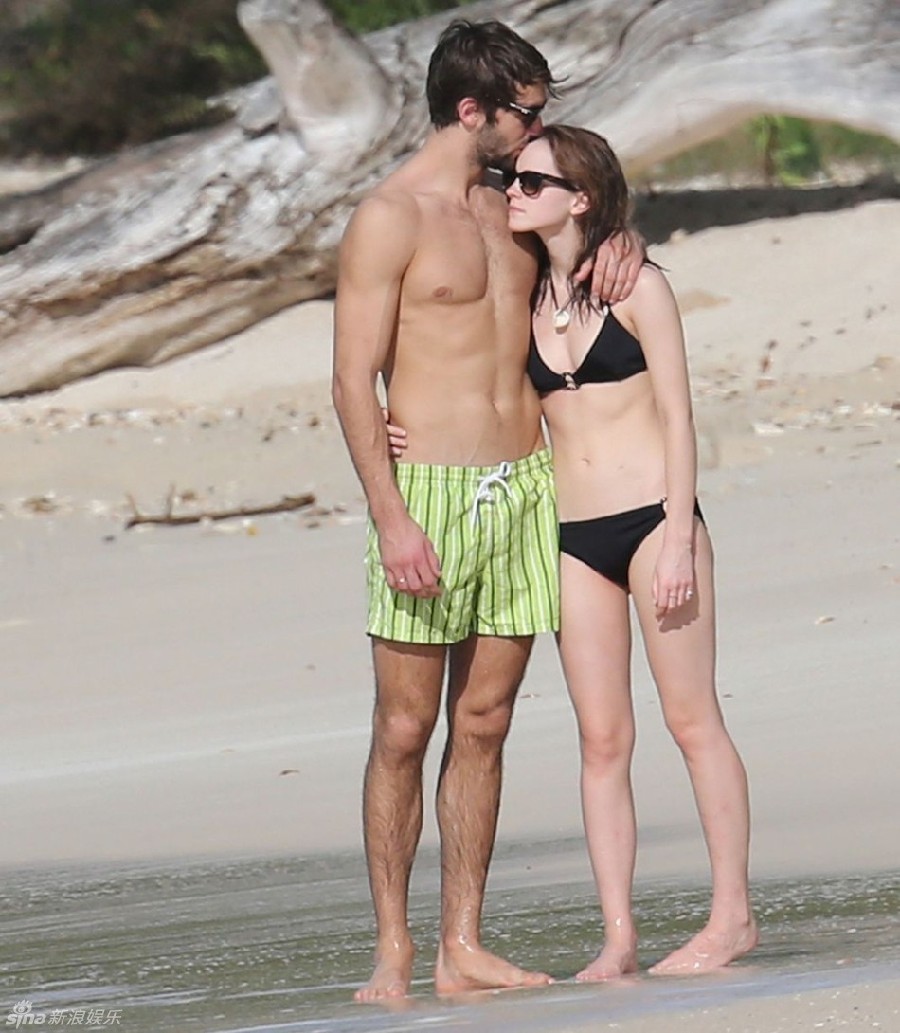 Fotos de Emma Watson y su nuevo novio en la playa