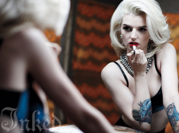 Candente modelo Katrina Darling posa desnuda