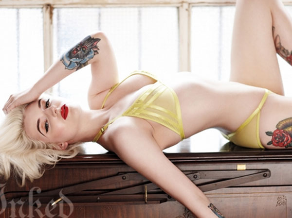 Candente modelo Katrina Darling posa desnuda