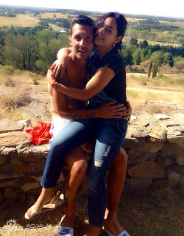 Diosa de pechos Larissa Riquelme se casará con el futbolista argentino Jonathan Fabbro