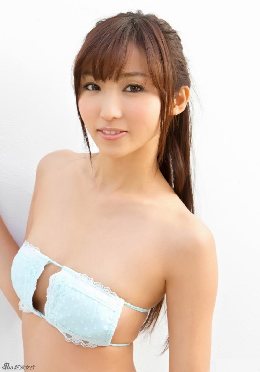 Japonesa Risa Yoshiki lo enseña todo para la cámara