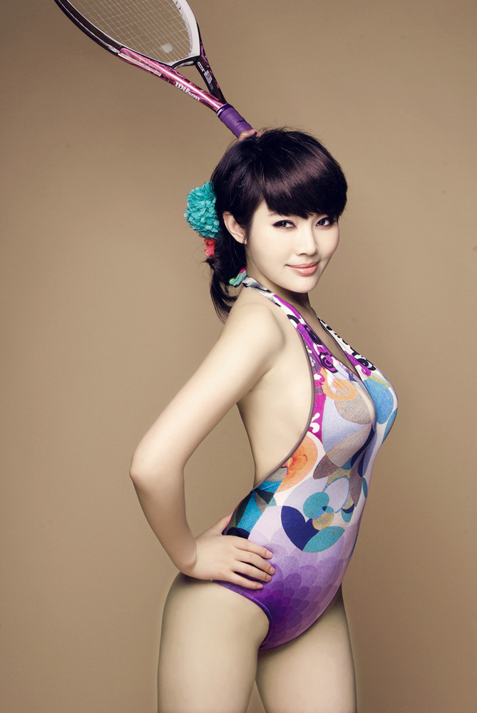 Sexy china deja al descubierto su figura voluptuosa con lencería minúscula