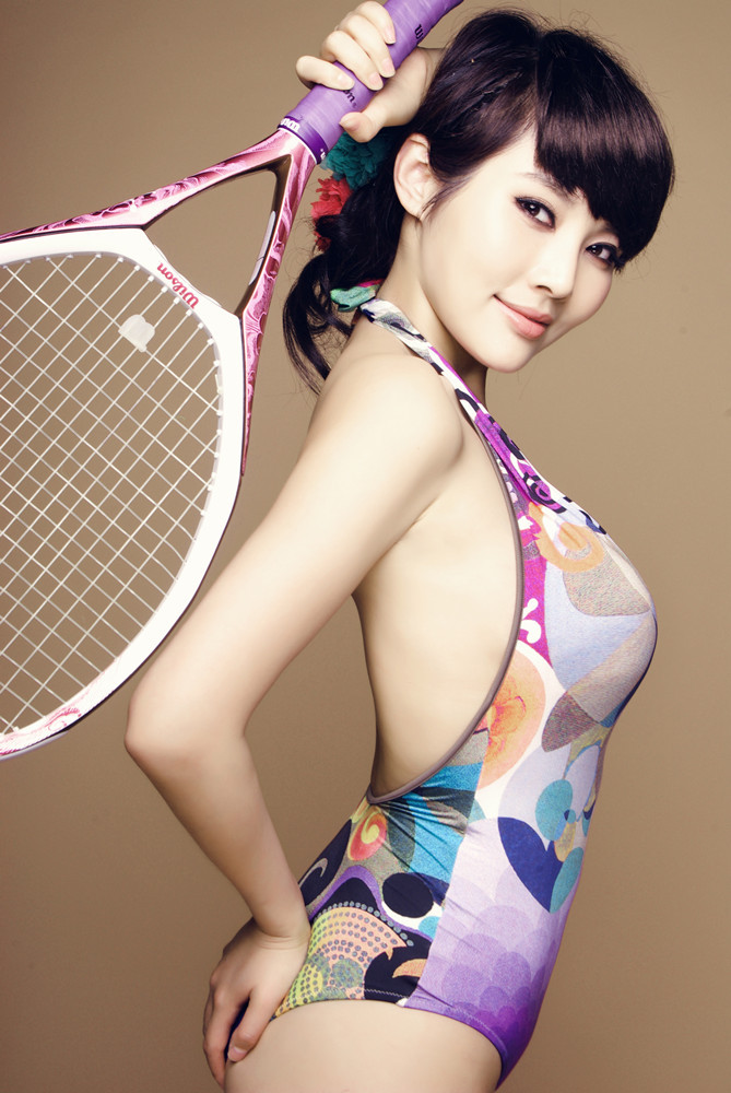 Sexy china deja al descubierto su figura voluptuosa con lencería minúscula