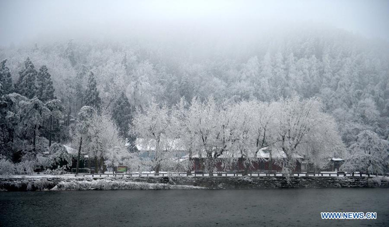 Nieve crea hermosos paisajes nevados en la montaña Lushan al este de China