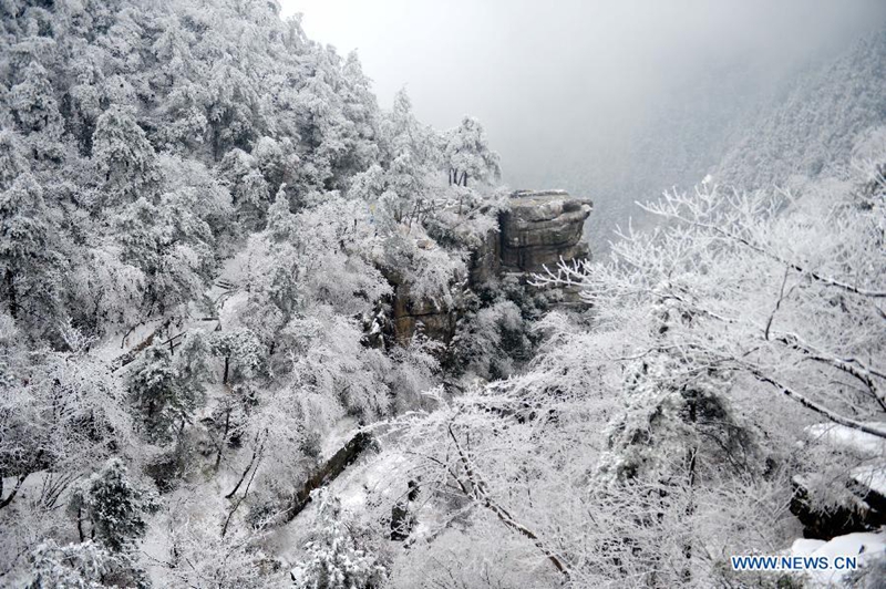 Nieve crea hermosos paisajes nevados en la montaña Lushan al este de China