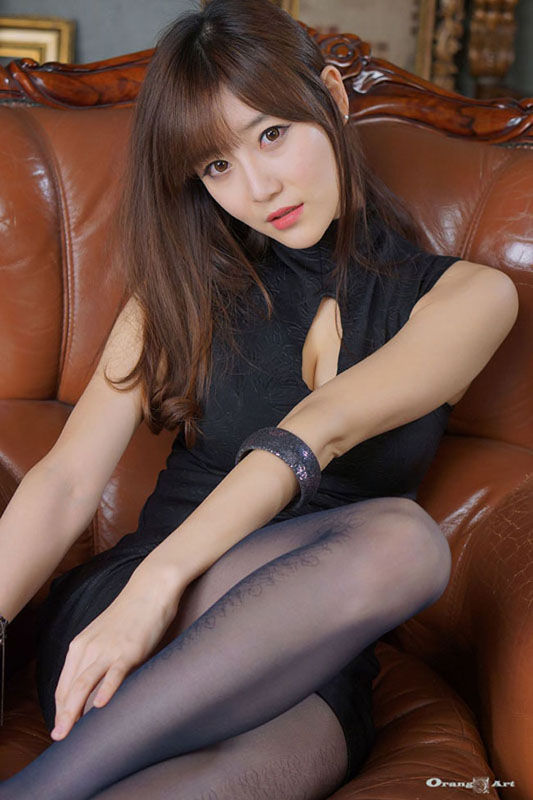 Chica coreana muestra su figura voluptuosa en falda minúscula