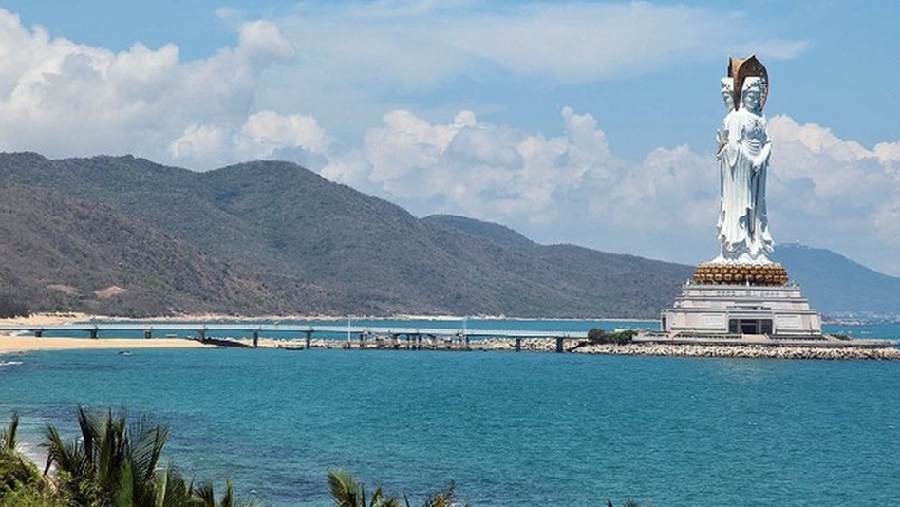 La estatua de Guayin, de 108 metros, en la isla Hainan, tiene tres caras y es la cuarta más alta del mundo.