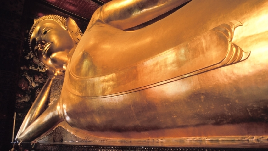 El templo de Wat Pho, en Bangkok, tiene el buda inclinado más grande. Se trata de una estatua de 15 metros de alto y 45 de largo. 