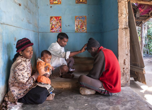 Hombre con 'cola' de 37 centímetros es adorado como un dios mono en La India