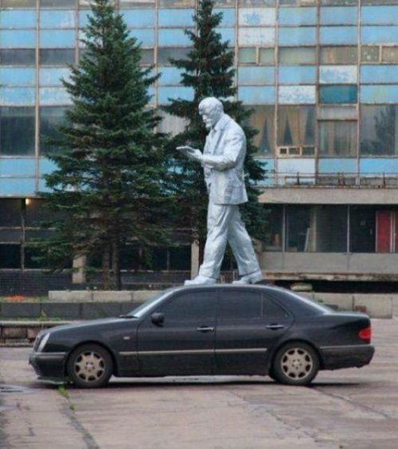 Las poses más graciosas con esculturas16