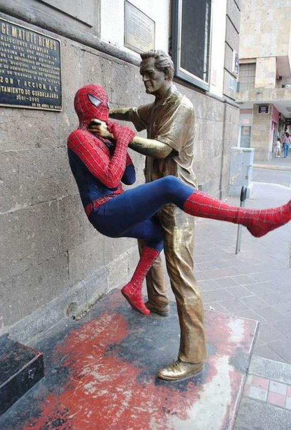 Las poses más graciosas con esculturas17