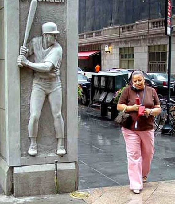 Las poses más graciosas con esculturas11