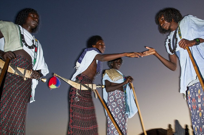 Tribu africana usa mantequilla para mantener el peinado6