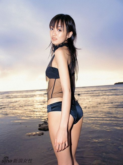 Fotos seductoras de la sexy actriz japonesa Akina Minami 7