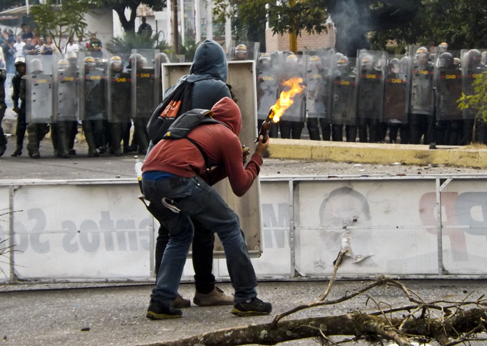 Aumentan a 13 los muertos por protestas en Venezuela 1