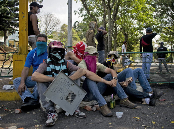 Aumentan a 13 los muertos por protestas en Venezuela 4