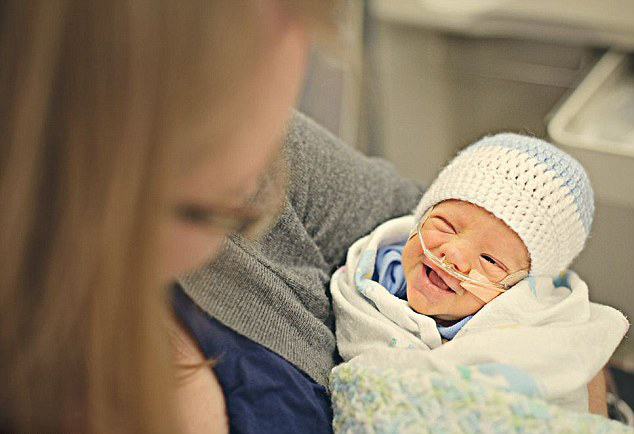 Fotos de bebés recién nacidos con fuertes ganas de superevivir8