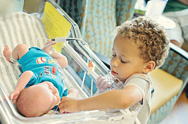 Fotos de bebés recién nacidos con fuertes ganas de superevivir6