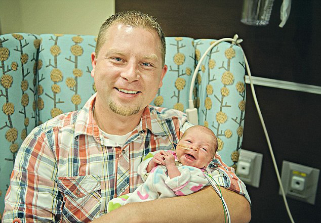 Fotos de bebés recién nacidos con fuertes ganas de superevivir4