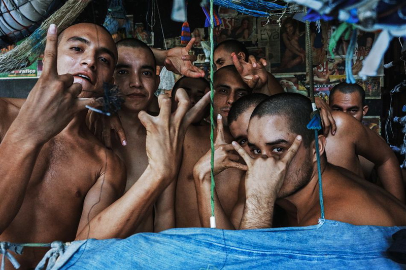 Vida en jaulas de los prisioneros en El Salvador