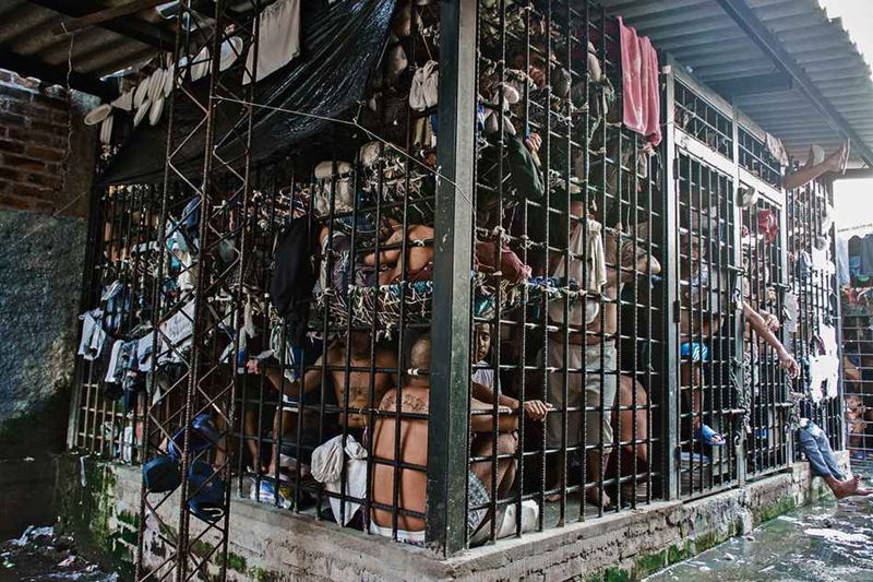 Vida en jaulas de los prisioneros en El Salvador