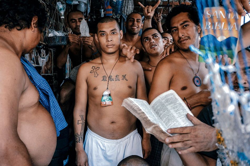 Vida en jaulas de los prisioneros en El Salvador