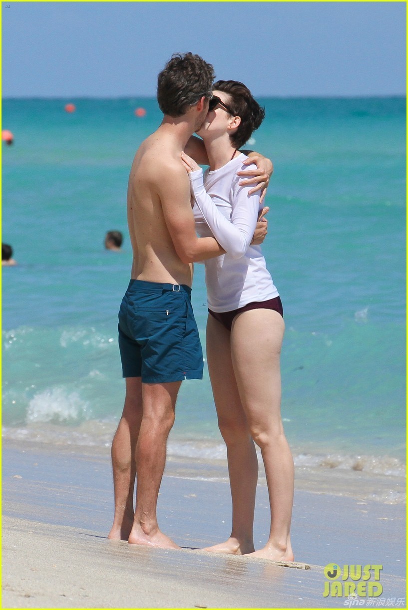 Fotos cariñosas de Anne Hathaway y su marido Adam en la playa de  Miami_Spanish.china.org.cn_中国最权威的西班牙语新闻网站