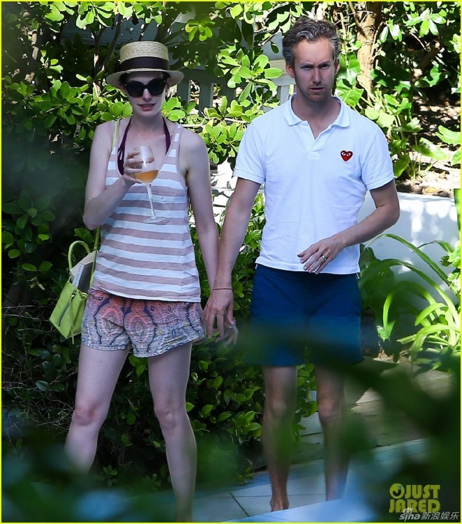 Fotos cariñosas de Anne Hathaway y su marido Adam en la playa de  Miami_Spanish.china.org.cn_中国最权威的西班牙语新闻网站