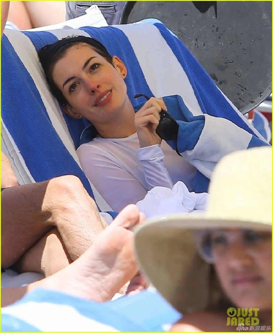 Fotos cariñosas de Anne Hathaway y su marido Adam en la playa de  Miami_Spanish.china.org.cn_中国最权威的西班牙语新闻网站