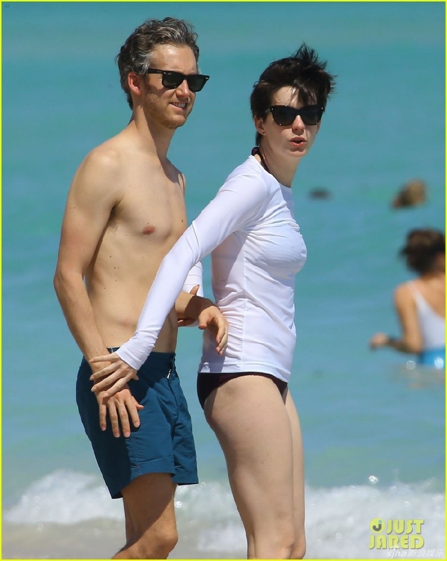 Fotos cariñosas de Anne Hathaway y su marido Adam en la playa de  Miami_Spanish.china.org.cn_中国最权威的西班牙语新闻网站