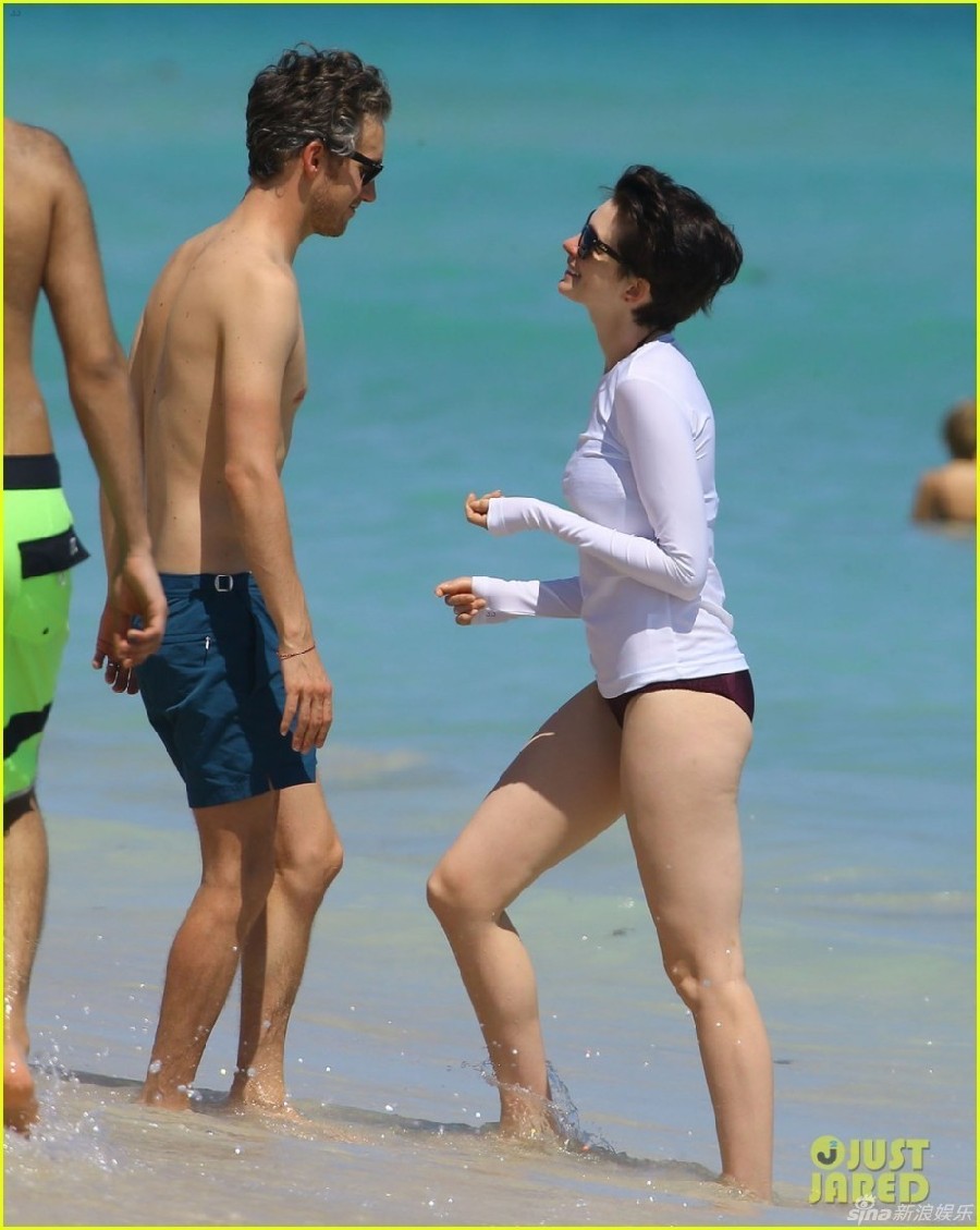 Fotos cariñosas de Anne Hathaway y su marido Adam en la playa de  Miami_Spanish.china.org.cn_中国最权威的西班牙语新闻网站