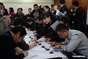 Policía china ayuda a familiares de los pasajeros del vuelo desaparecido obtener pasaportes