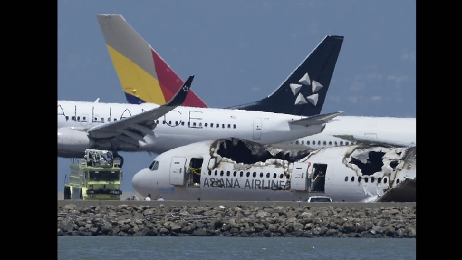 El vuelo 214 de Asiana Airlines se estrelló el 6 de julio al intentar aterrizar en aeropuerto de San Francisco; 3 personas murieron y 180 resultaron heridas.