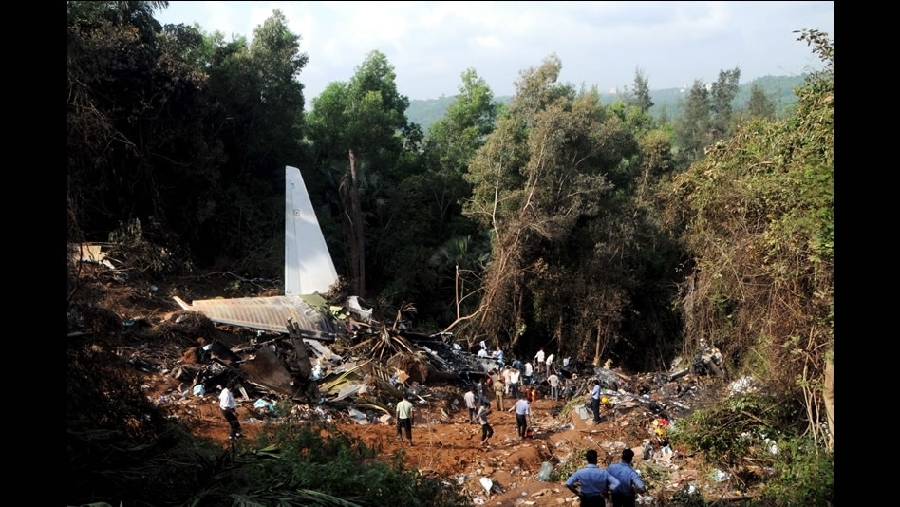 Un avión de Air India se estrelló con 158 personas el 22 de mayo de 2010, después de salirse de la pista en Mangalore, en el suroeste de India. Todas murieron.