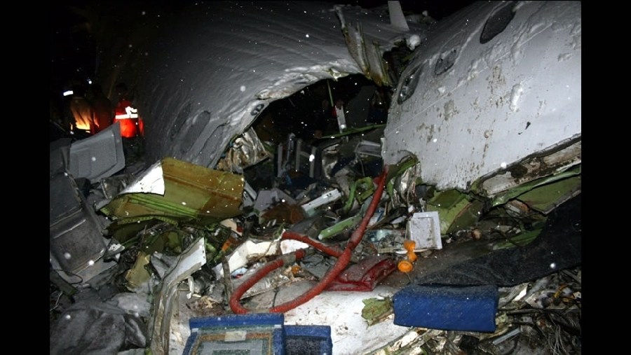 El vuelo 727 de Iran Air se estrelló el 9 de enero de 2011 en Irán. En el accidente murieron 77 de los 105 pasajeros y miembros de la tripulación. 