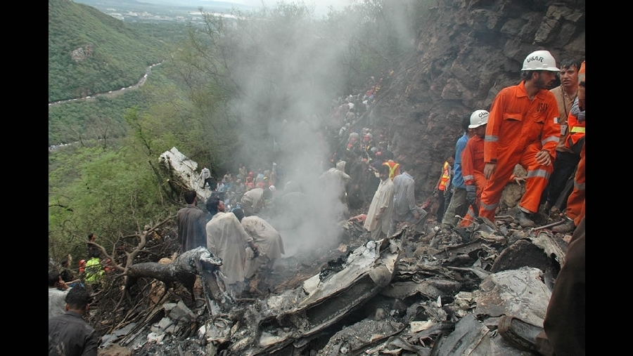 Un vuelo de Airblue que llevaba 152 personas se estrelló contra una colina en las afueras de Islamabad, Pakistán, el 28 de julio de 2010. Nadie sobrevivió.