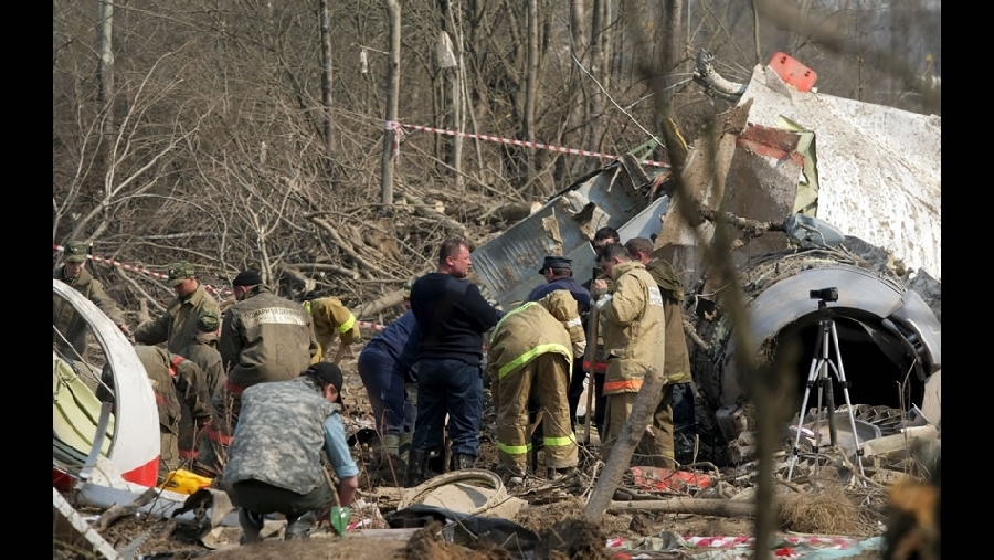 Un avión que llevaba al presidente polaco Lech Kaczynski se estrelló mientras trataba de aterrizar en un aeropuerto cercano a Smolensk, Rusia el 10 de abril de 2010.